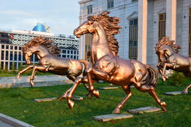Астана - уличная скульптура бронзовой лошади. Казахстан 