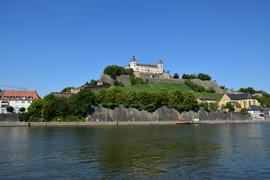 Германия - город Вюрцбург, замок Мариенберг панорамный вид с реки 
