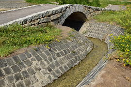 Каменный арочный мост с рекой 