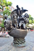 Германия - город Нюрнберг. Скульптура лодки с людьми 