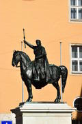 Германия. Город Регенсбург. Скульптура мужчины на коне 