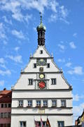 Исторический город Ротенбург в Баварии. Белое здание с часами 