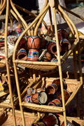 Разноцветные барабаны на продаже в лавке 
