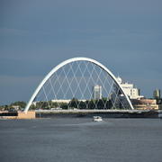 Астана. Современный мост через реку 