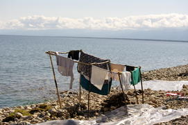 Импровизированная сушка одежды на берегу озера