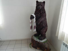 Статуя медведя с полотенцем