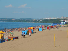 Люди купаются и отдыхают на пляже