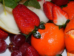 Ассорти из свежих ягод и фруктов