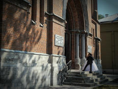 Молодожены на свадьбе стоят около музея