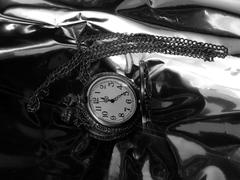 Старинные часы на серебряном фоне