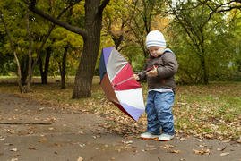 Ребенок с зонтом осенью 