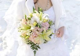 Свадебный букет в руках невесты 