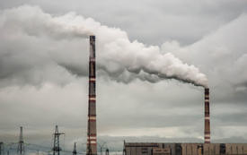 Загрязнение воздуха дымом от трубы электростанции