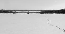 Бетонный мост через замерзшую реку