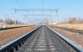 Железнодорожные пути, уходящие вдаль за горизонт