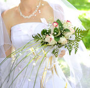 Свадебный букет в руках невесты 