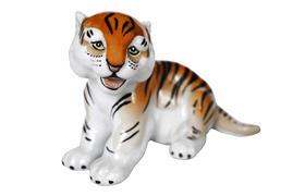  Маленький тигр из фарфора на белом фоне 
