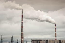Загрязнение воздуха дымом от трубы электростанции