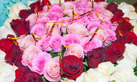 Букет белых, красных и розовых роз