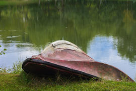 Лодка на озере в горах