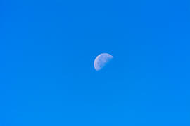  Луна в небе в солнечный день в ярком синем небе