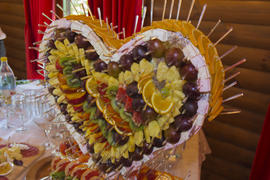 The cake of fruit in the shape of heart