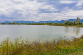 Озеро в горах для отдыха и рыбалки. Ранним утром