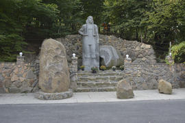 Памятник легендарного разбойника из Западной Украины