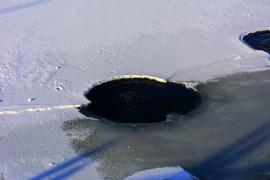 Теплая вода на льду замерзшего озера