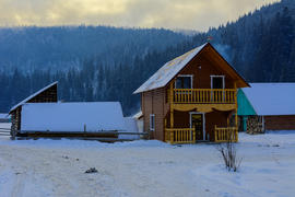 Дизайн частного дома в горной местности в зимний период
