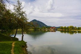 Озеро в горах для отдыха и рыбалки
