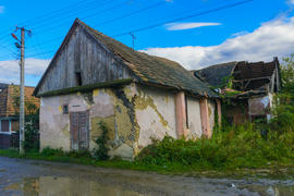 Старый заброшенный дом на краю деревни