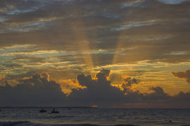 Восход солнца на Южнокитайском море