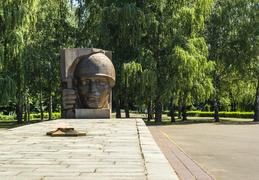 Вечный огонь и Голова солдата в Мемориальном парке города Коломны
