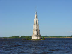 Затопленная колокольня собора Николая Чудотворца. Калязин.
