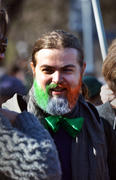 Мужчина с разноцветной бородой