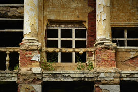 Колонны и окно заброшенного здания