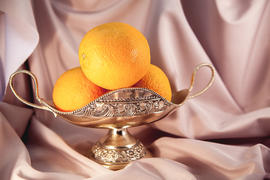 Апельсины в серебряной вазе