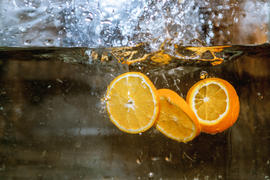 Ломтики апельсина падающие в воду 