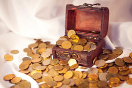 Золотые монеты в деревянном сундуке 