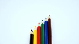 карандаши на белом фоне