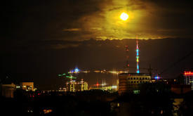 Вид на гору Кок Тюбе ночью, Алматы. Казахстан