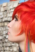 Профиль девушки с разноцветными прядями волос