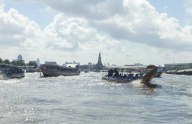 Boats on the river float and transport passengers