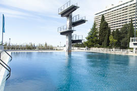 The hopping pool in the open air with blue water