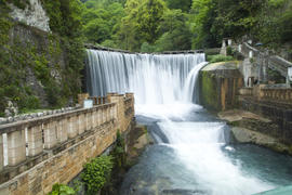 The falls on the river are pleasing to the eye of all travelers and strongly rustle