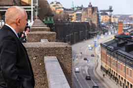 Турист возле парапета смотрит сверху на Стокгольм