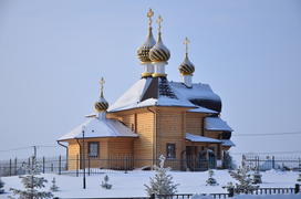 Деревенский православный храм зимой, Россия