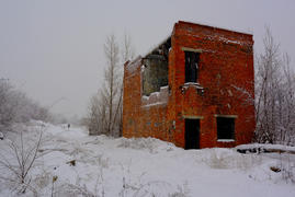 Полуразрушенное здание из красного кирпича