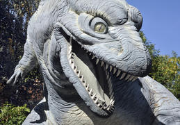 Скульптура динозавра в парке